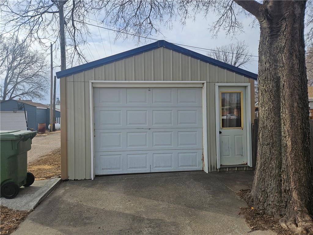 328 N Ericson Avenue — photo 8