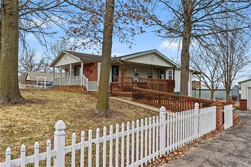 1492 SW Hook Road — photo 3