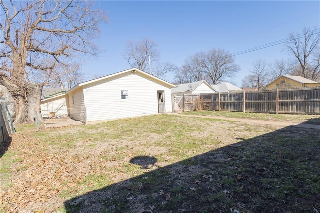 614 W Oak Street — photo 37
