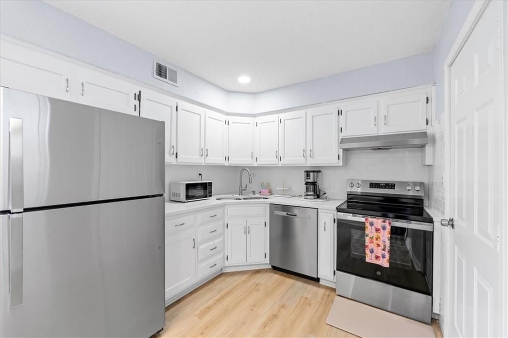 104 E SUNRISE Drive — photo 5
