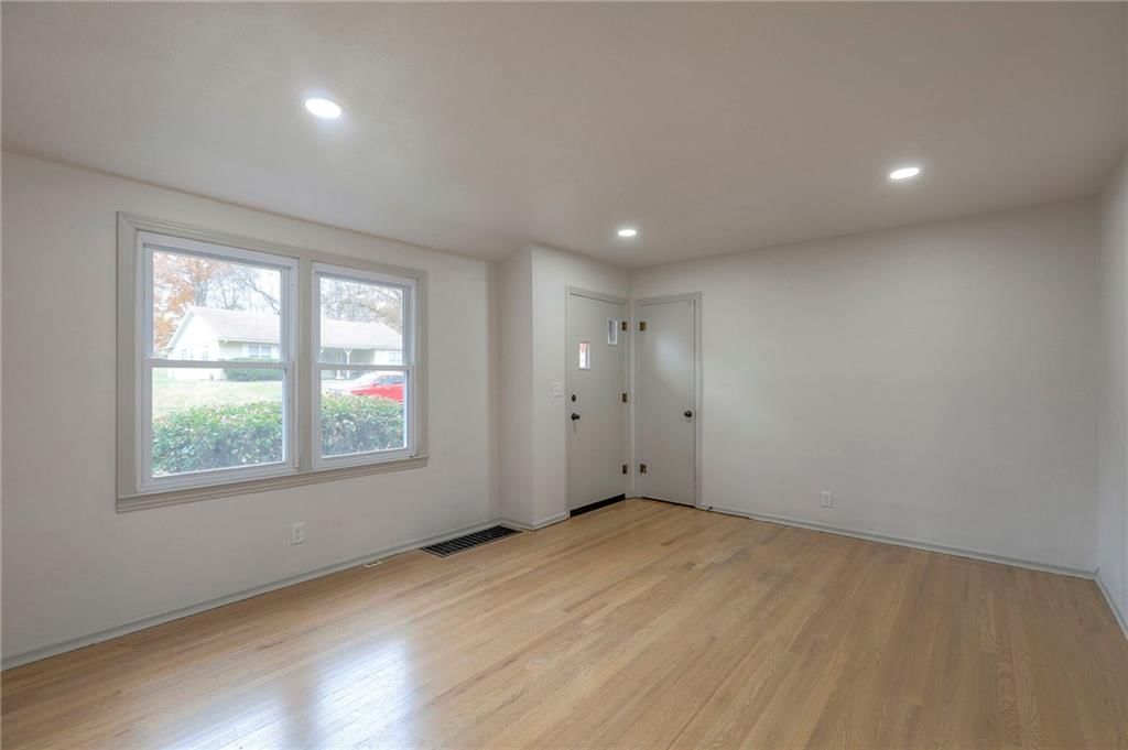 3037 S Scott Avenue — photo 4