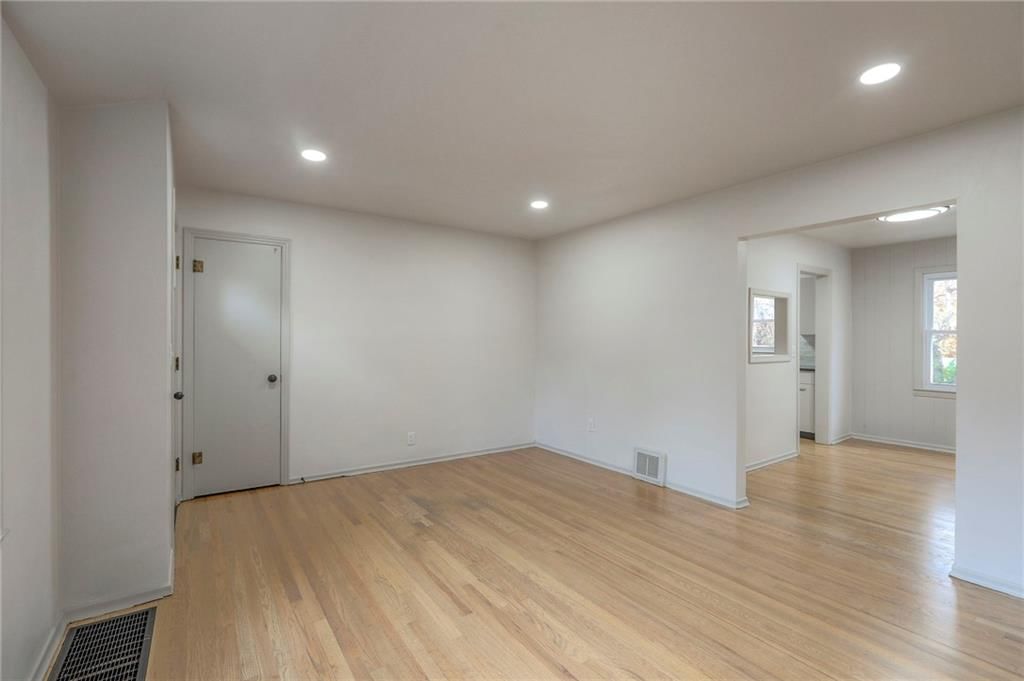 3037 S Scott Avenue — photo 5