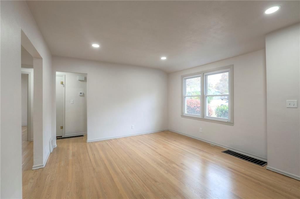 3037 S Scott Avenue — photo 6