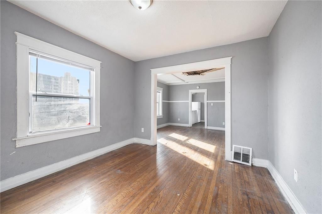 5209 Independence Avenue — photo 18