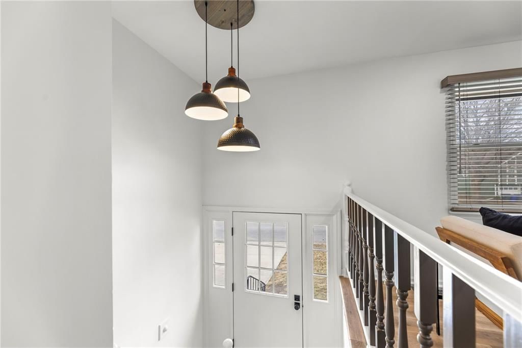 2027 E Mohawk Court — photo 2