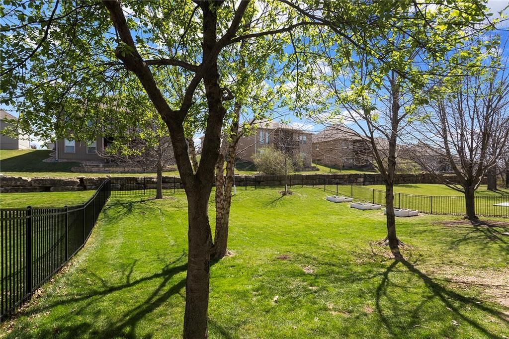 9409 N Laurel Avenue — photo 41