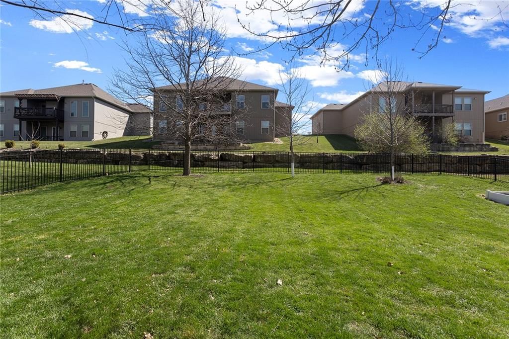 9409 N Laurel Avenue — photo 42