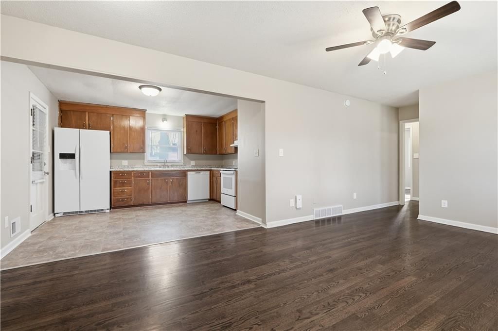 10816 E 66th Terrace — photo 2