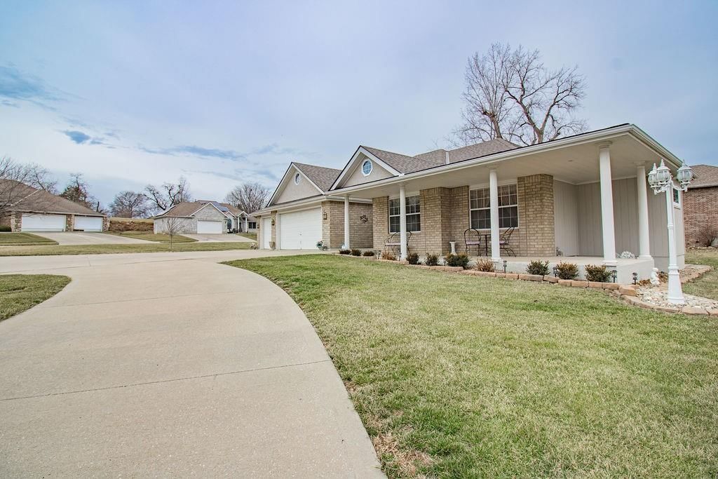 3824 S Milton Drive — photo 2