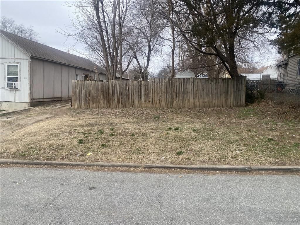 Photo 2 of 3 - 812 Kickapoo Street, Leavenworth, KS 66048