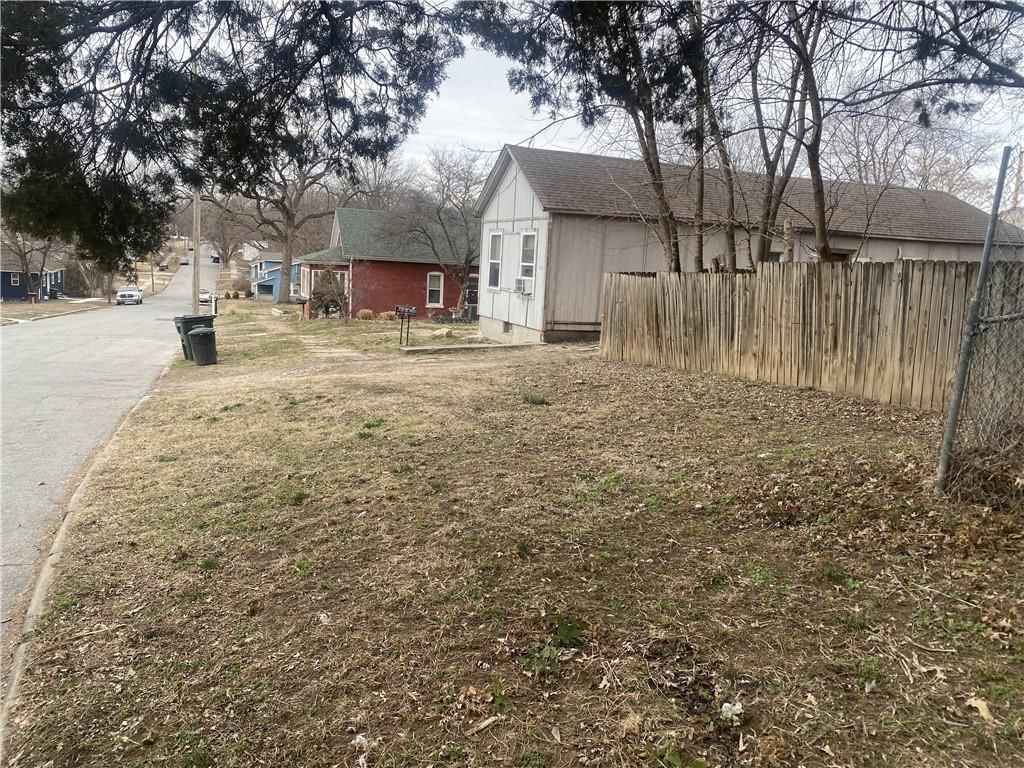 Photo 3 of 3 - 812 Kickapoo Street, Leavenworth, KS 66048