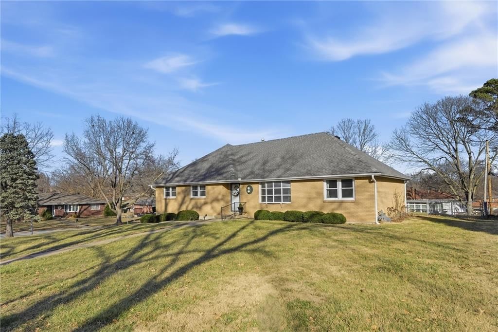 7715 N Lydia Avenue — photo 3