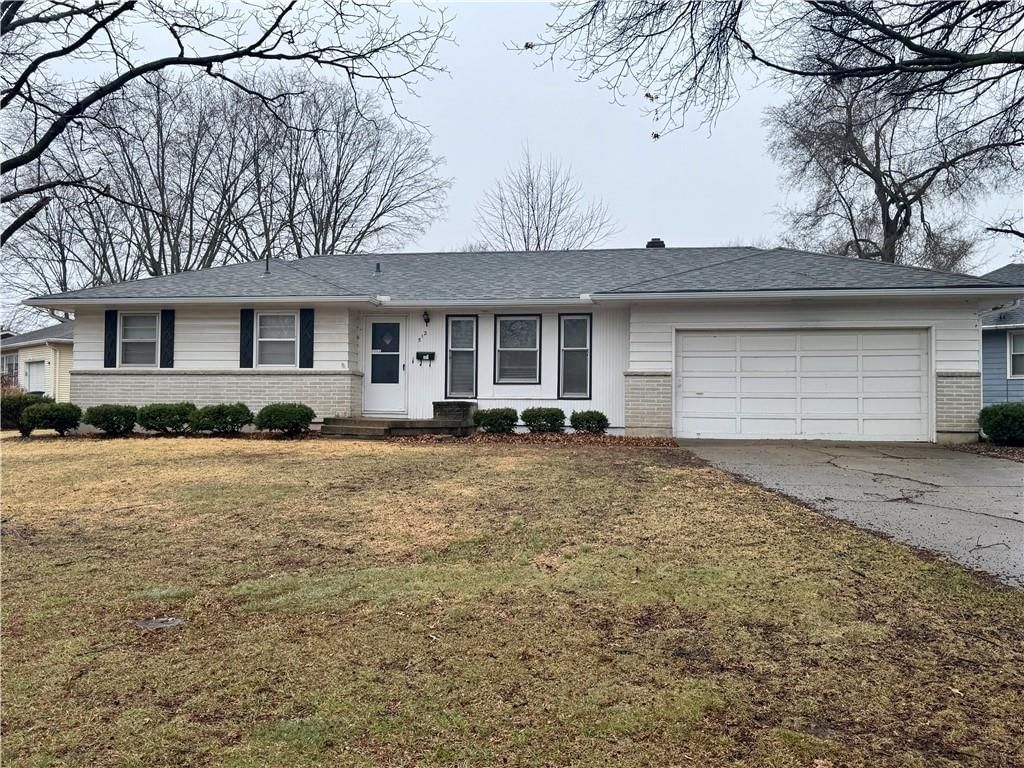 512 NW Lakeview Road, Blue Springs, MO
