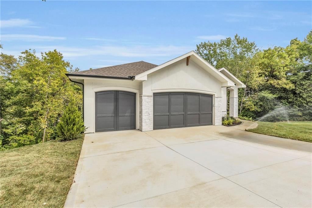 10404 River Hills Drive — photo 1