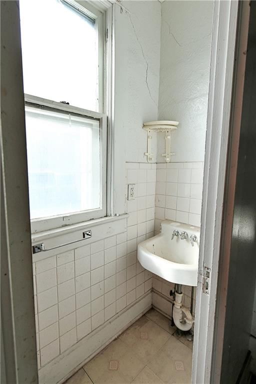 409 E Broadway Street — photo 32