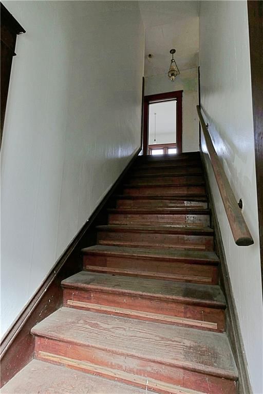 409 E Broadway Street — photo 34