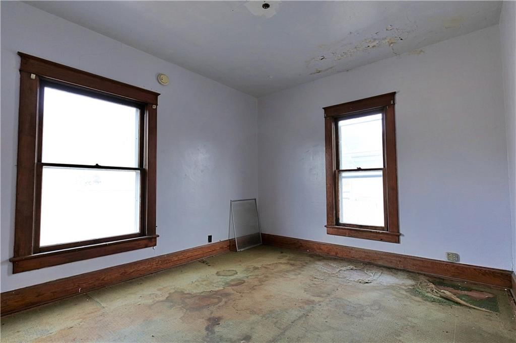 409 E Broadway Street — photo 39