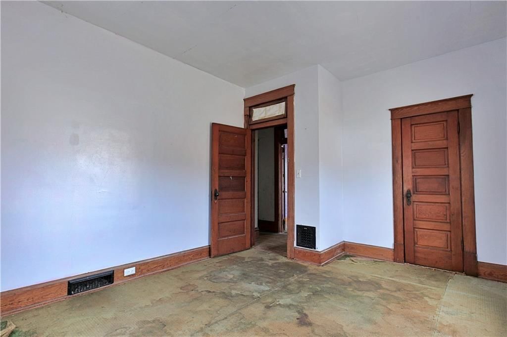 409 E Broadway Street — photo 40