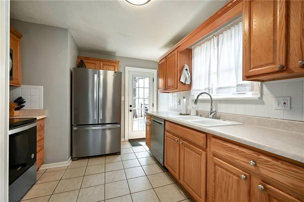 417 E 69th Terrace — photo 8