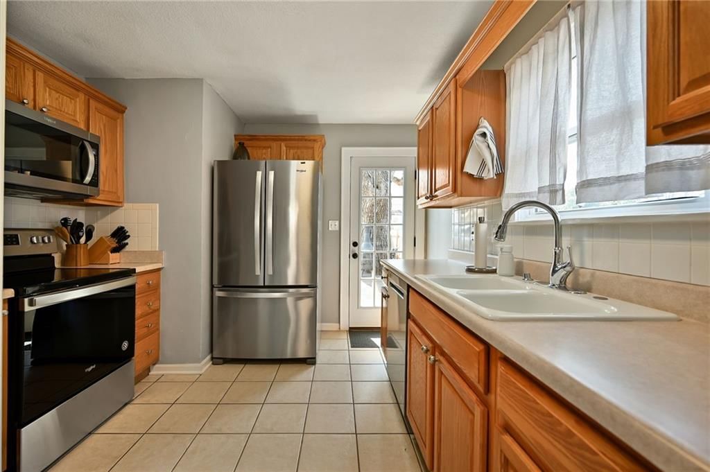 417 E 69th Terrace — photo 9