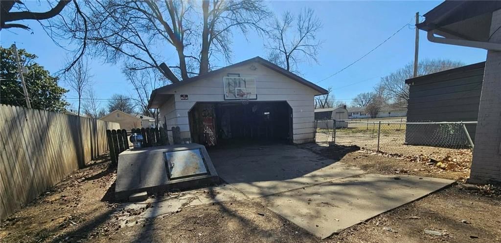 1208 E 8th Street — photo 10