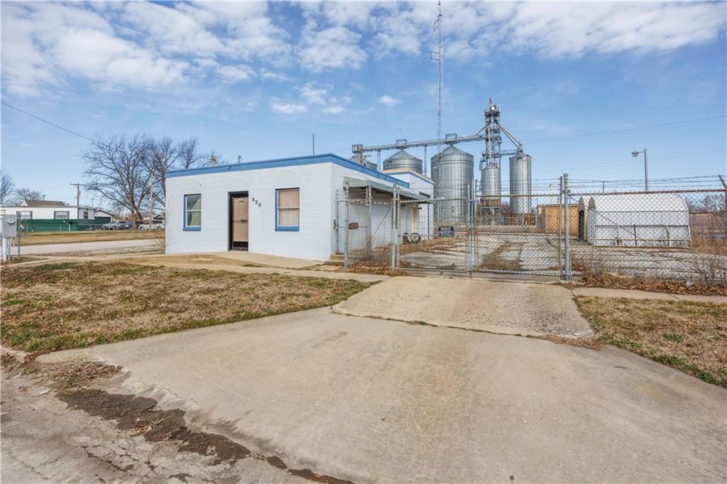 520 W Sycamore Street — photo 2