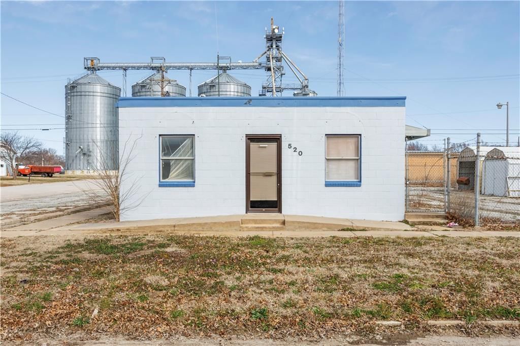 520 W Sycamore Street — photo 3