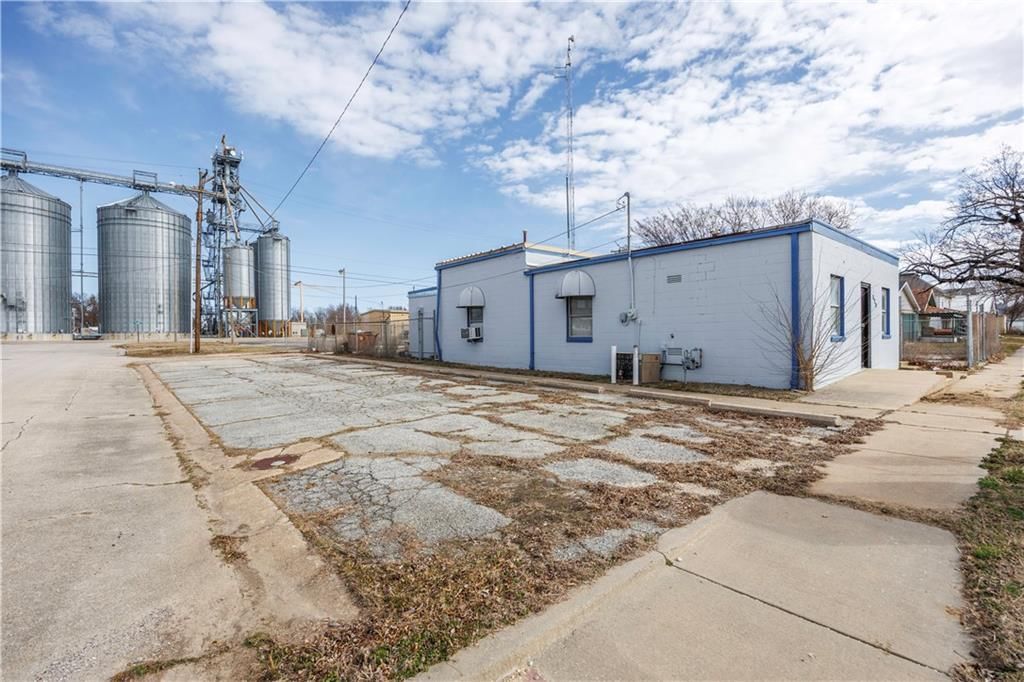 520 W Sycamore Street — photo 4