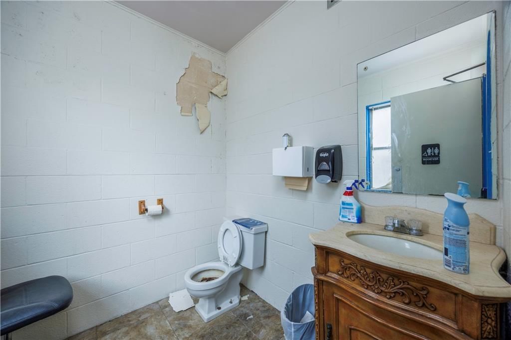 520 W Sycamore Street — photo 7