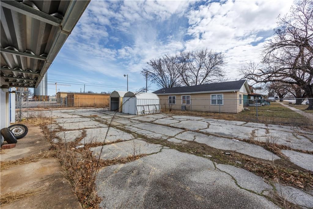 520 W Sycamore Street — photo 16