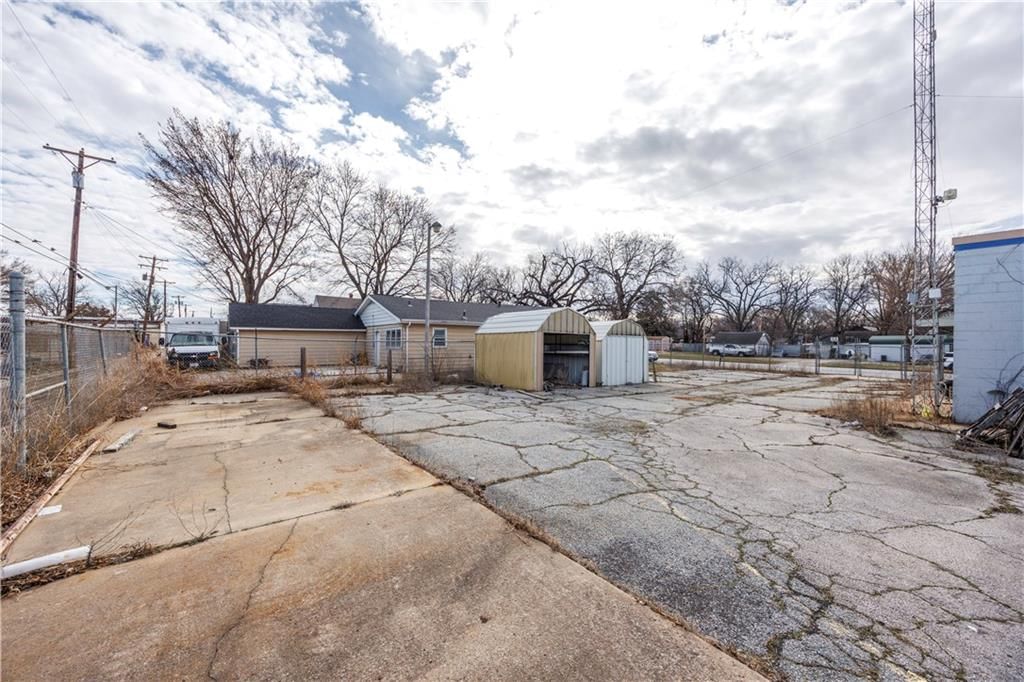 520 W Sycamore Street — photo 20