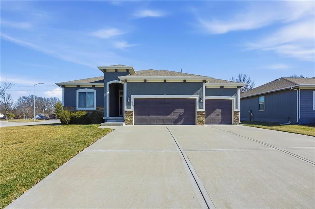 1013 NE Ravenwood Terrace, Lee's Summit, MO