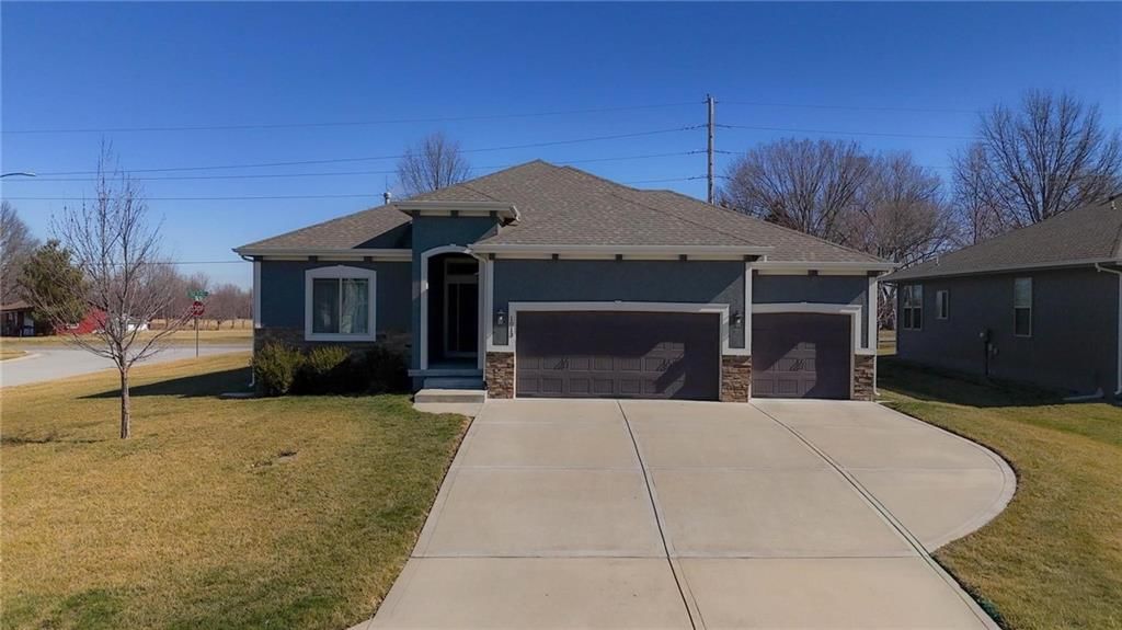 1013 NE Ravenwood Terrace — photo 2