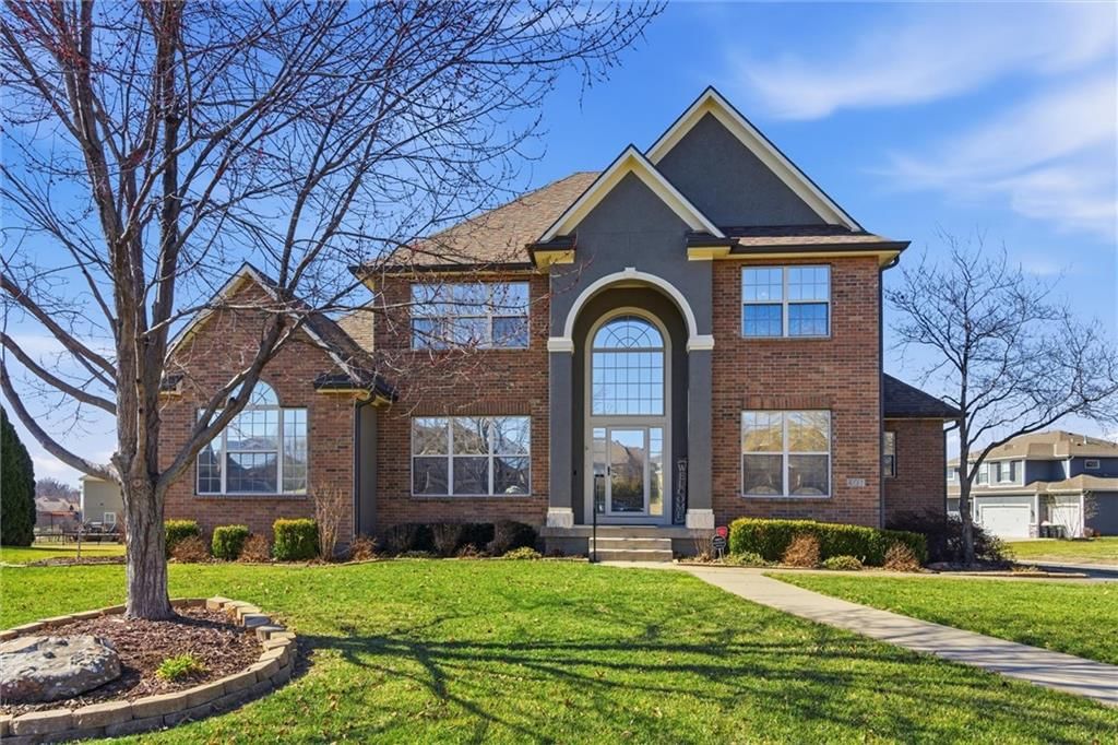 401 SE Hackamore Court, Lee's Summit, MO