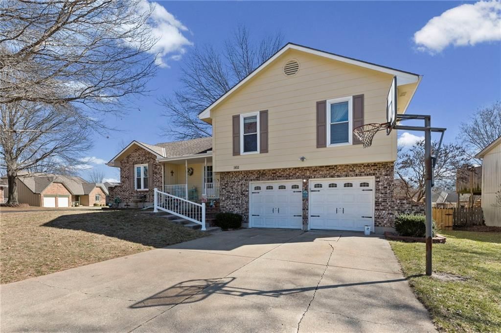 1611 NE Duchess Drive — photo 2