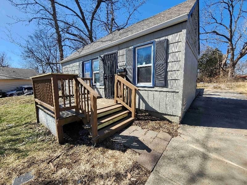 8004 Lydia Avenue — photo 2
