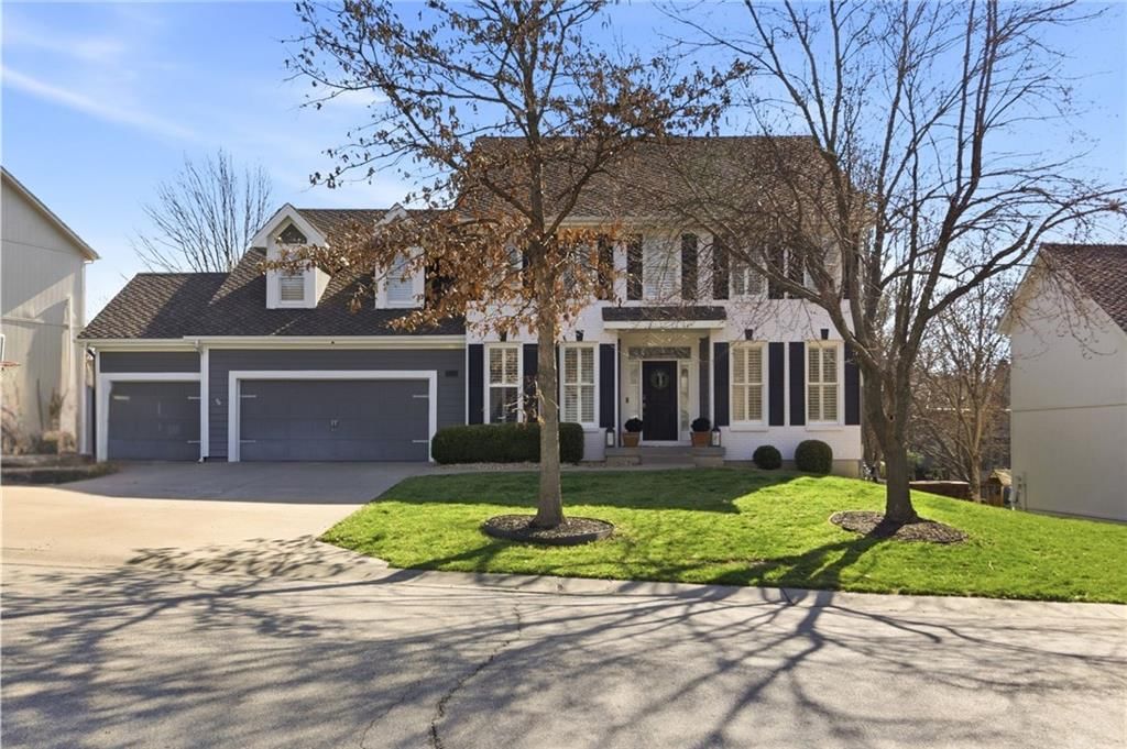 5827 MANOR Lane, Parkville, MO