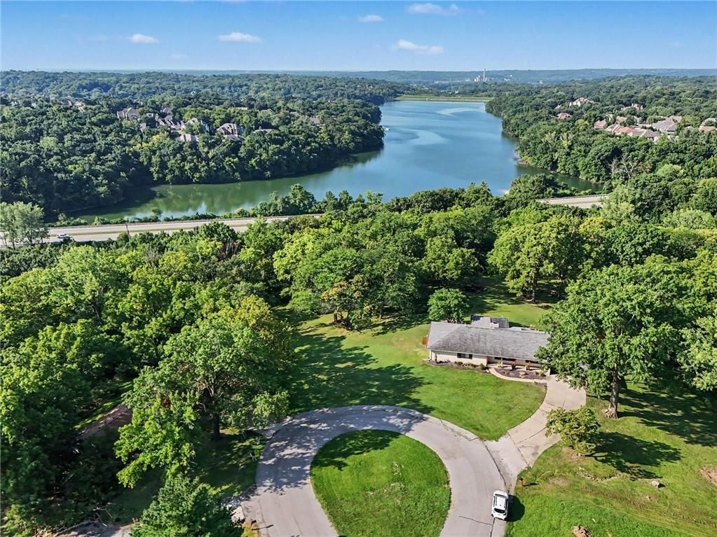 6501 NW Valley View Drive, Parkville, MO: listing photo 2