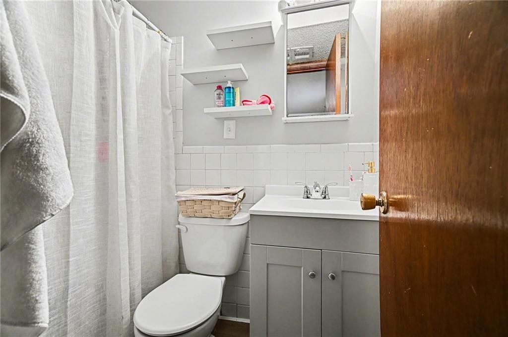 213-215 S Willow Avenue — photo 12