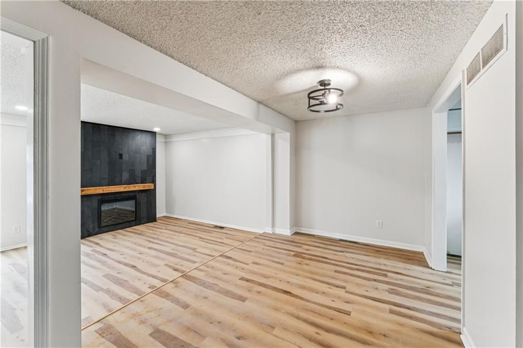 5923 Ridgeway Avenue — photo 6