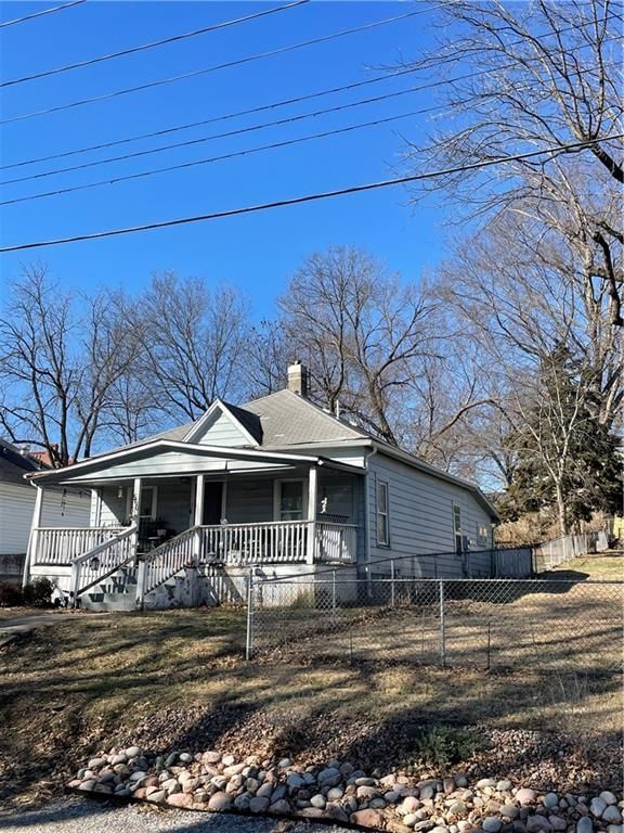 566 S Overton Avenue — photo 2