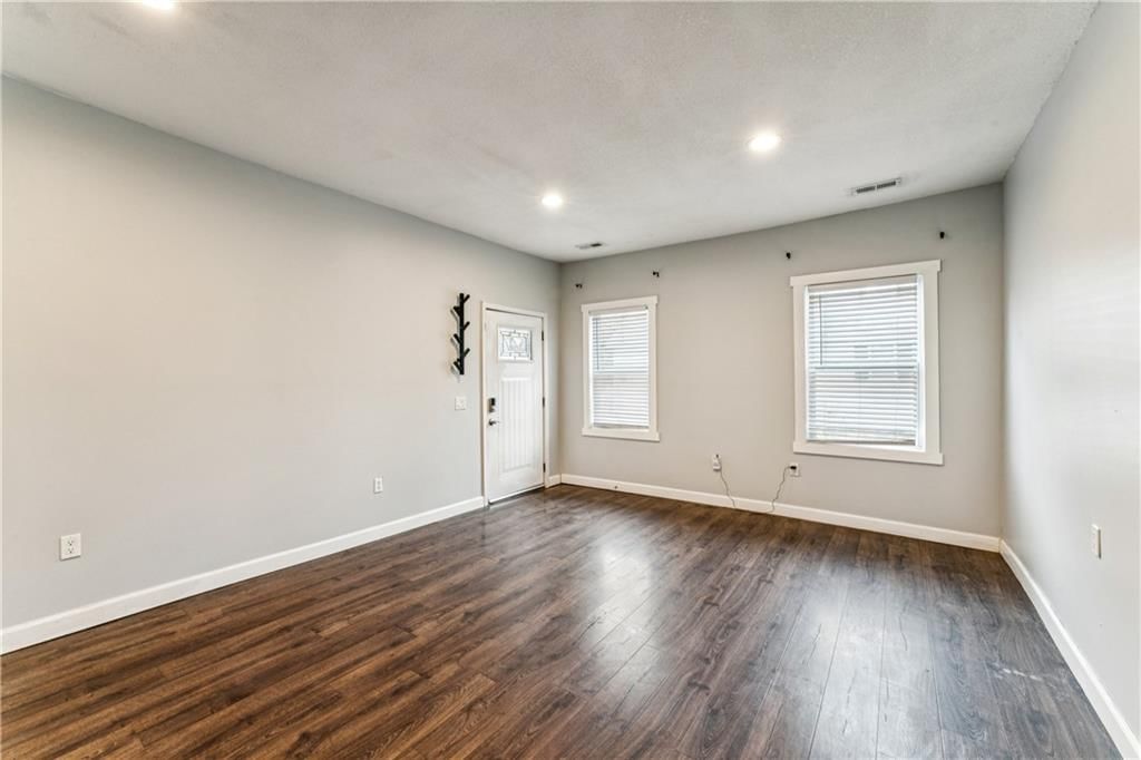 316 W Elm Street — photo 8