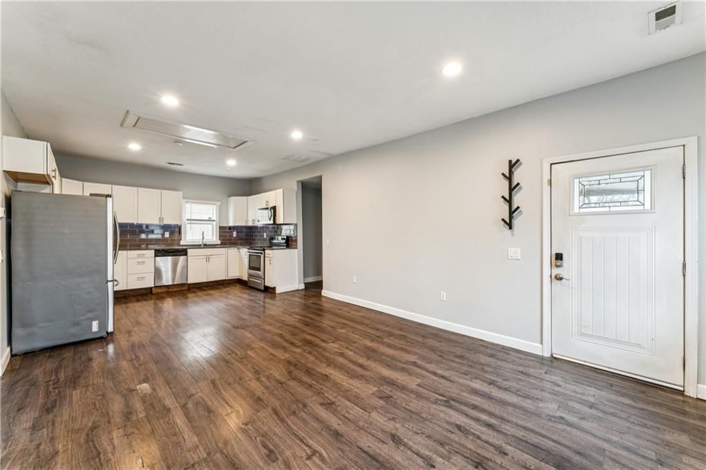 316 W Elm Street — photo 9