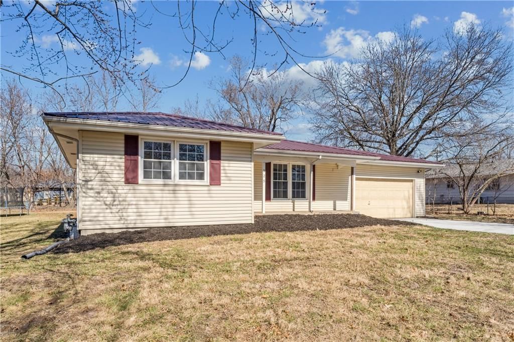 325 E Hickory Street — photo 2
