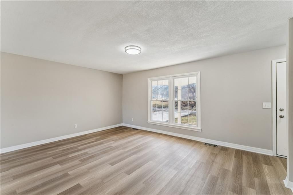 325 E Hickory Street — photo 7