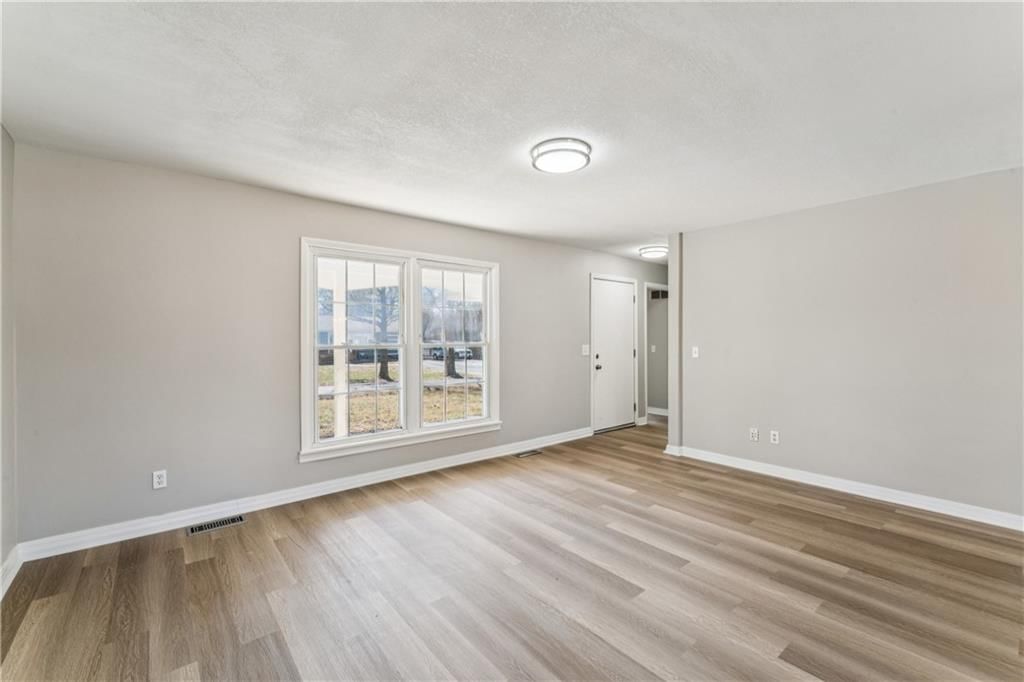 325 E Hickory Street — photo 8