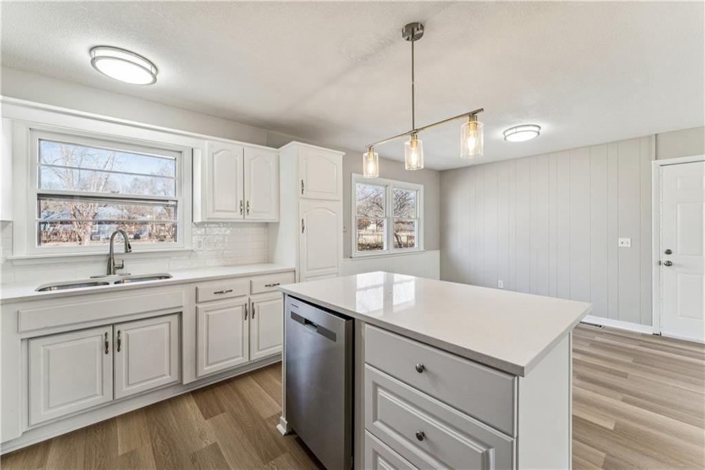 325 E Hickory Street — photo 13