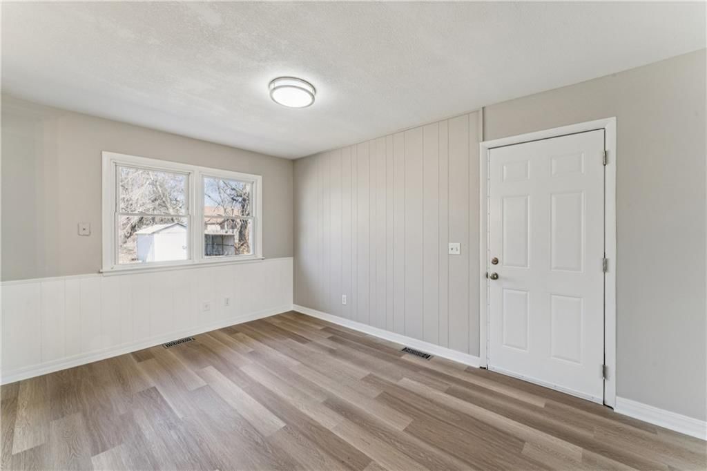325 E Hickory Street — photo 15