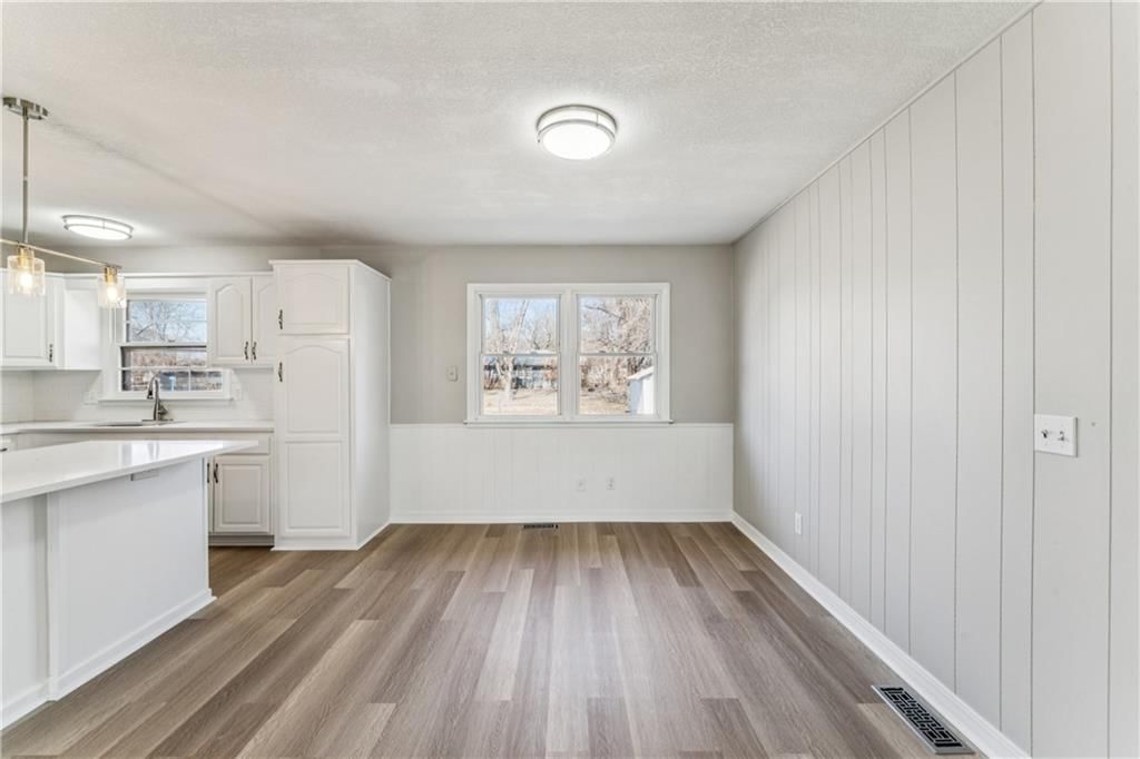 325 E Hickory Street — photo 16