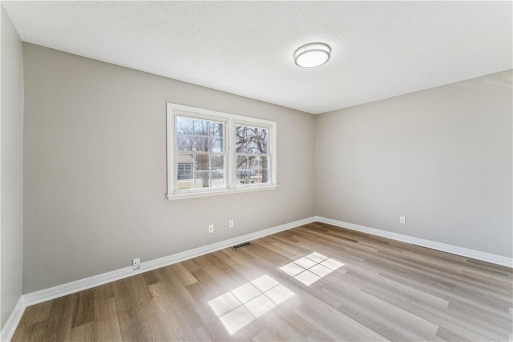 325 E Hickory Street — photo 17